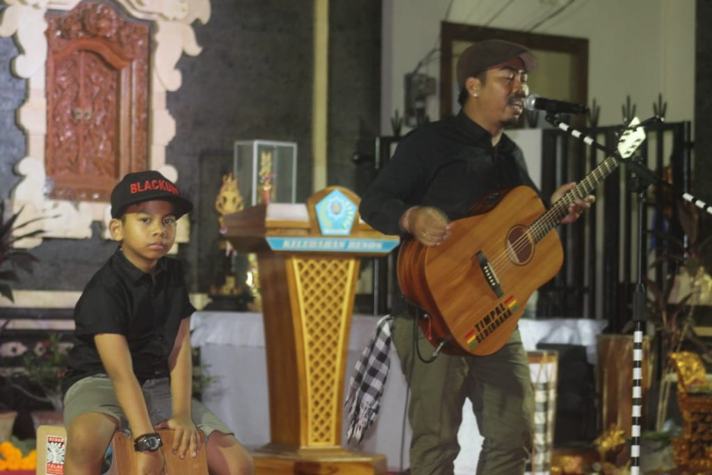 Tu Edi Renon saat tampil bersama sang anak/ inimusik