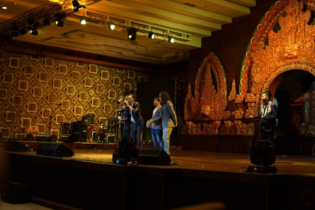 DMBP Band saat di atas panggung menerima piala AMB 2020/foto by I Gusti Putu Ogik Wika Setiawan (AMB 2020)/ inimusik