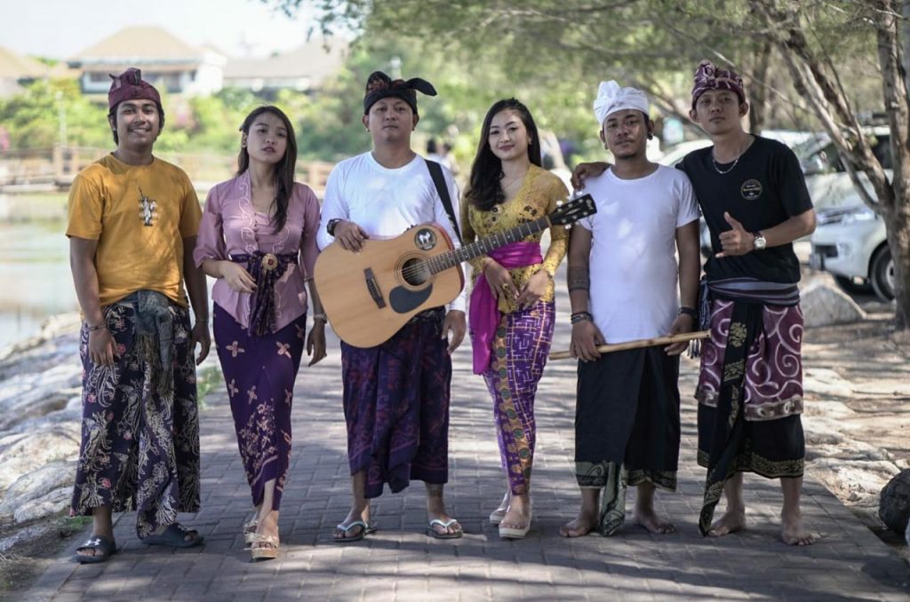 Kiri-Kanan: Wahyu (Shine Akustik), Sintya (Kavami), Ipunk, Santi (i Project Bali), Gus Bajra (Kroncong Jancuk), Alit Chachink (DMBP)./ inimusik