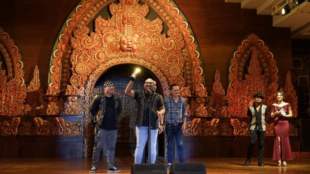 Lolot Band saat di atas panggung menerima piala AMB 2020/foto by I Gusti Putu Ogik Wika Setiawan (AMB 2020)/ inimusik