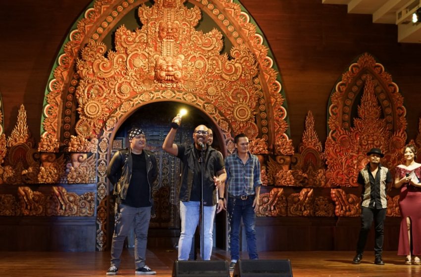 Lolot Band saat di atas panggung menerima piala AMB 2020/foto by I Gusti Putu Ogik Wika Setiawan (AMB 2020)/ inimusik