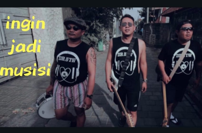 Kiri -Kanan: Wawan (drum), Rizki Ageng (Gitar, Vocak) dan Dolar (bass)/ inimusikDr. OTW