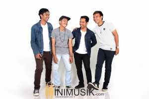 Harmonia rilis Ujung Penantian/ Tude (bass), Wahyu (cajon, vokal), Dodit (lead gitar), Krisna (gitar, vokal)/ inimusik