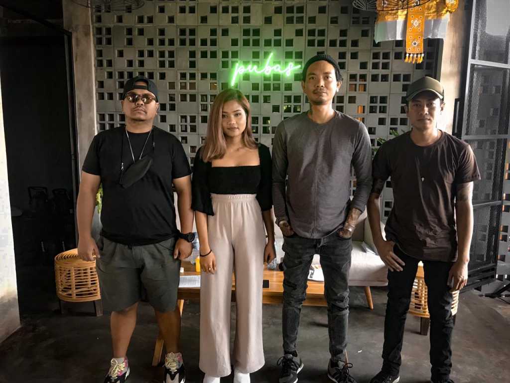 Lebri Partami (dua dari kiri) dan DiUbud Band/ist/inimusik/Emosi dan Alkohol Berbicara