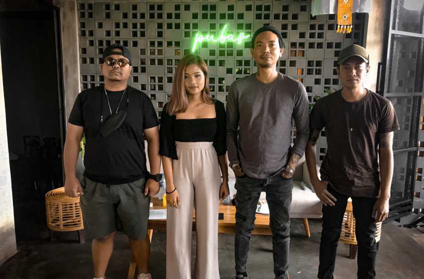 Lebri Partami (dua dari kiri) dan DiUbud Band/ist/inimusik/Emosi dan Alkohol Berbicara