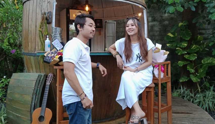 Nusa Penida, Yessy Diana kembali merilis single terbarunya bertajuk “A Puzzle of Life”. Berbeda dengan karya sebelumnya, Yessy duet bersama Made Sabda.