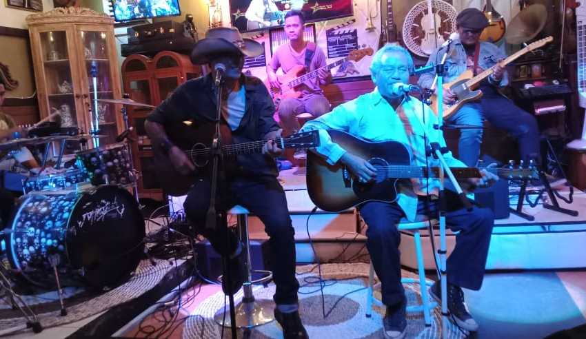 D'Tandung Project feat De Alot