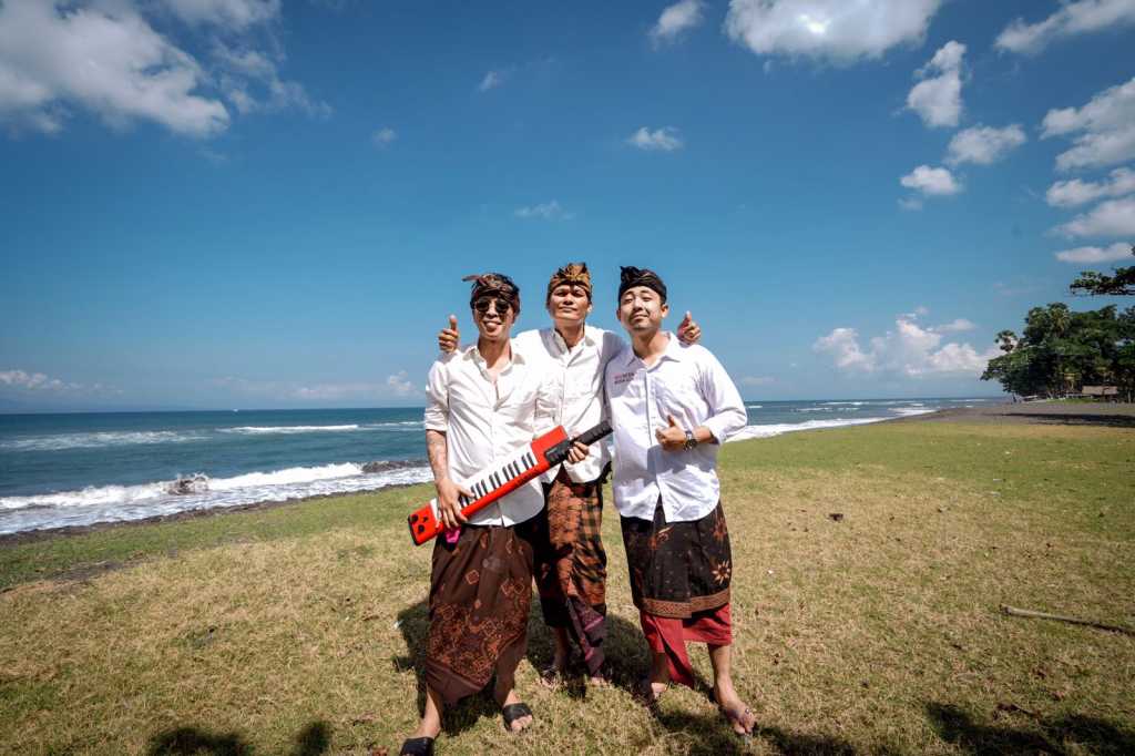 Erik Sondhy bersama Made Bawa (tengah) dan Made Sabda disela-sela pembuatan video klip Pulau Dewata/ inimusik