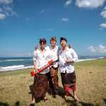 Erik Sondhy bersama Made Bawa (tengah) dan Made Sabda disela-sela pembuatan video klip Pulau Dewata/ inimusik