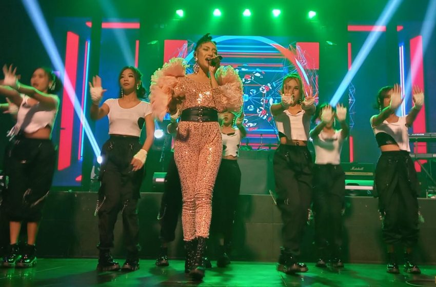 Penampilan Jegeg Bulan saat pesta peluncuran album debut New Spectrum 21