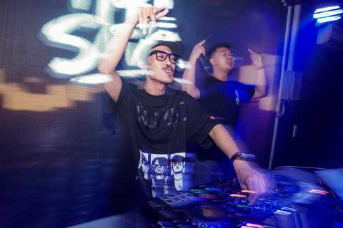 Dj Fiko Saputra sat tampil di event Lost in University Party, Bali