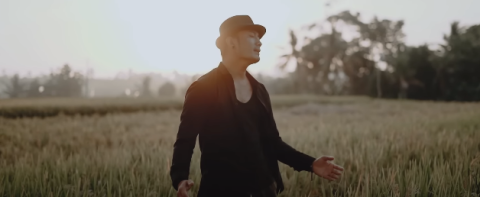 tison merupakan penyanyi bali asal karangasem yang viral usai mengikuti ajang pencarian bakat BRTV bali