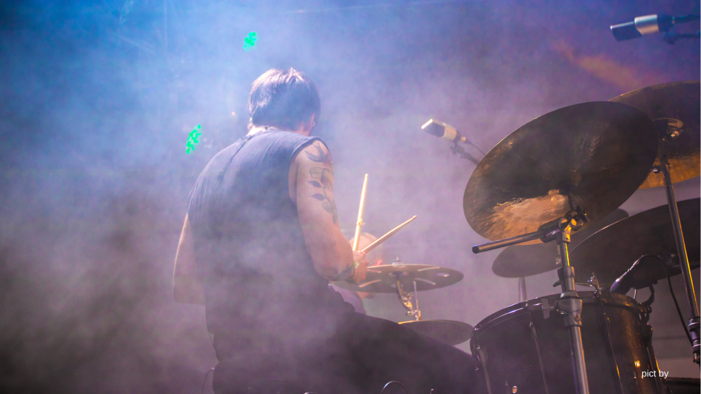 drummer ini berubah haluan menjadi sorang vokalis yang sukses