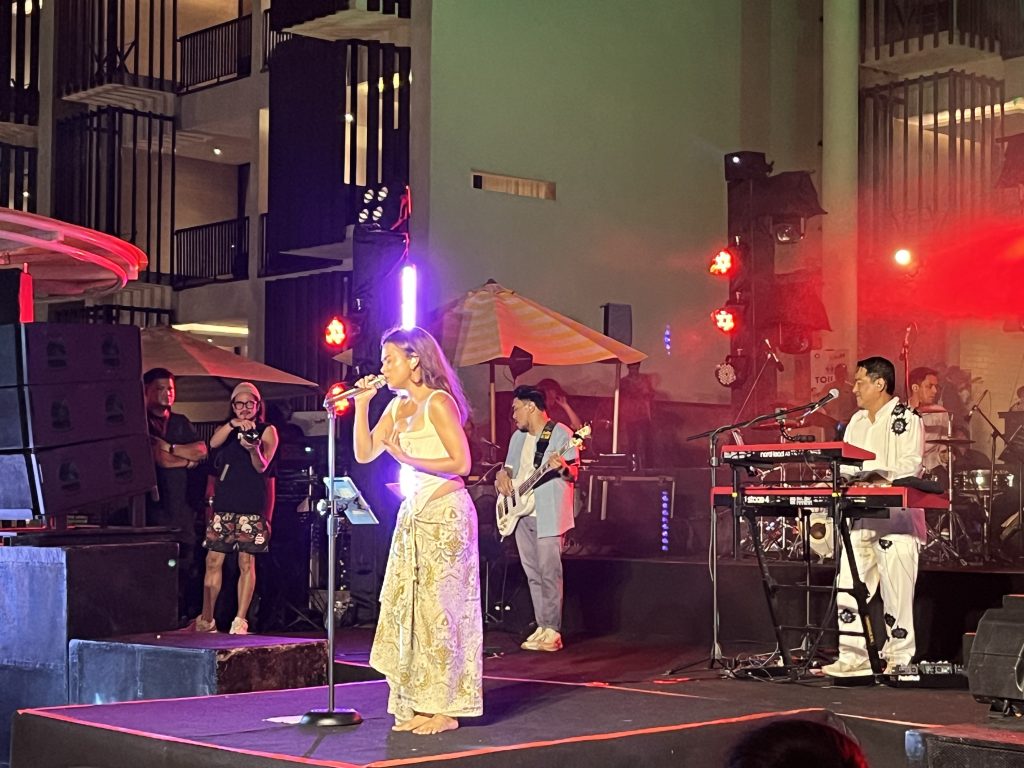 Eva Celia Lesmana saat tampil di O Beach Music Festival 24 bersama sang ayah, Indra Lesmana/ inimusik