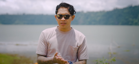 pompi dalam video klip lagu pragat nyebeng