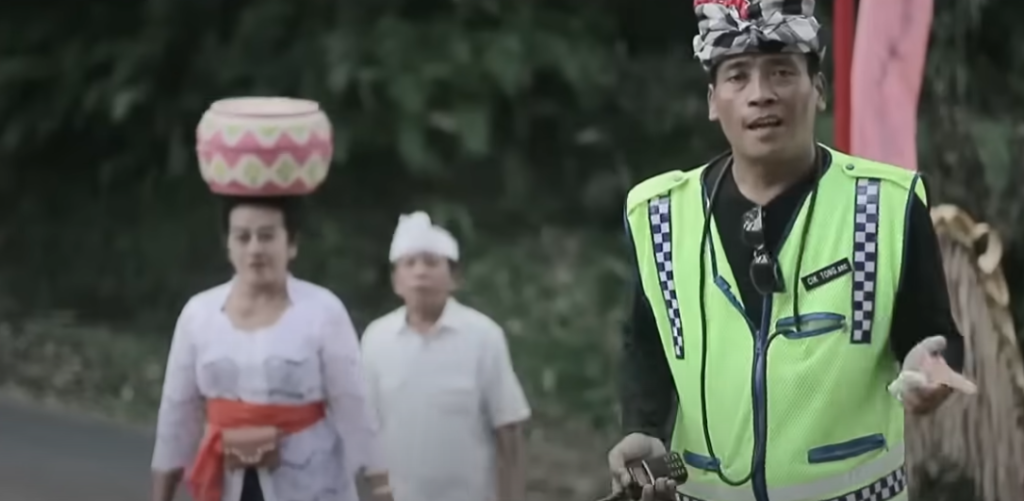 Cik Tong Polisi Adat Bali Viral, Begini Liriknya