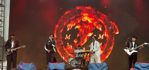 apa alasan dan arti tanda titik di depan nama .Feast?