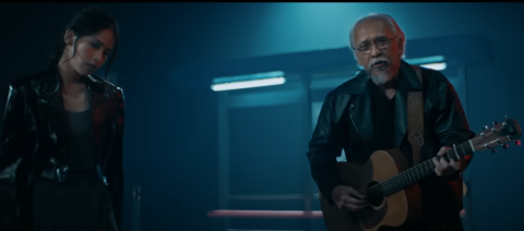 Maudy Ayunda dan Iwan Fals dalam video klip lagu Puisi Kota