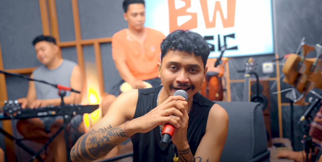 INIMUSIK.COM - Beginilah lirik lagu Bali Telebungkah Batan Biu yang dipopulerkan oleh Bagus Wirata. Lagu yang diciptakan oleh Mang Suaka ini mengisahkan tentang seorang lelaki ceplas-ceplos dan berujung teman-temangnya sering salah dalam menaggapinya. Yuk langsung saja berikut adalah lirik lagu Telebungkah Batan Biu dari Bagus Wirata. Mule je tiang sing bise ngaba munyi Keneh mecande timpale salah tampi Mula je tiang sing bise ngaba munyi Keneh mecande timpale salah tampi [musik] Semengan mare bangun sireh uyeng uyengan Inget teken unduke dibi Mesoggag ngajak timpel Care isinge ajak imacan Merebutin balung tanpa isi Nyen ane beneh nyen ane peli Tiang sing ngerti Tiang sing ngerti Mule je tiang sing bise ngaba munyi Keneh mecande timpale salah tampi Mula je tiang sing bise ngaba munyi Keneh mecande timpale salah tampi Ane be liwat debe sangetange Uli jani melajah adung ngajak timpal Ane beliwat de be sangetange uli jani Ngalih nyambung ngajak timpal Anak cara buka sesengake Telebungkah batan biu Gumi linggah ajak liu Telebungkah batan biu Gumi linggah ajak liu [musik] Semengan mare bangun sireh uyeng uyengan Inget teken unduke dibi Mesoggag ngajak timpel Care isinge ajak imacan Merebutin balung tanpa isi Nyen ane beneh nyen ane peli Tiang sing ngerti Tiang sing ngerti Mule je tiang sing bise ngaba munyi Keneh mecande timpale salah tampi Mula je tiang sing bise ngaba munyi Keneh mecande timpale salah tampi Ane be liwat debe sangetange Uli jani melajah adung ngajak timpal Ane beliwat de be sangetange uli jani Ngalih nyambung ngajak timpal Ane be liwat debe sangetange Uli jani melajah adung ngajak timpal Ane beliwat de be sangetange uli jani Ngalih nyambung ngajak timpal Anak cara buka sesengake Telebungkah batan biu Gumi linggah ajak liu Telebungkah batan biu Gumi linggah ajak liu