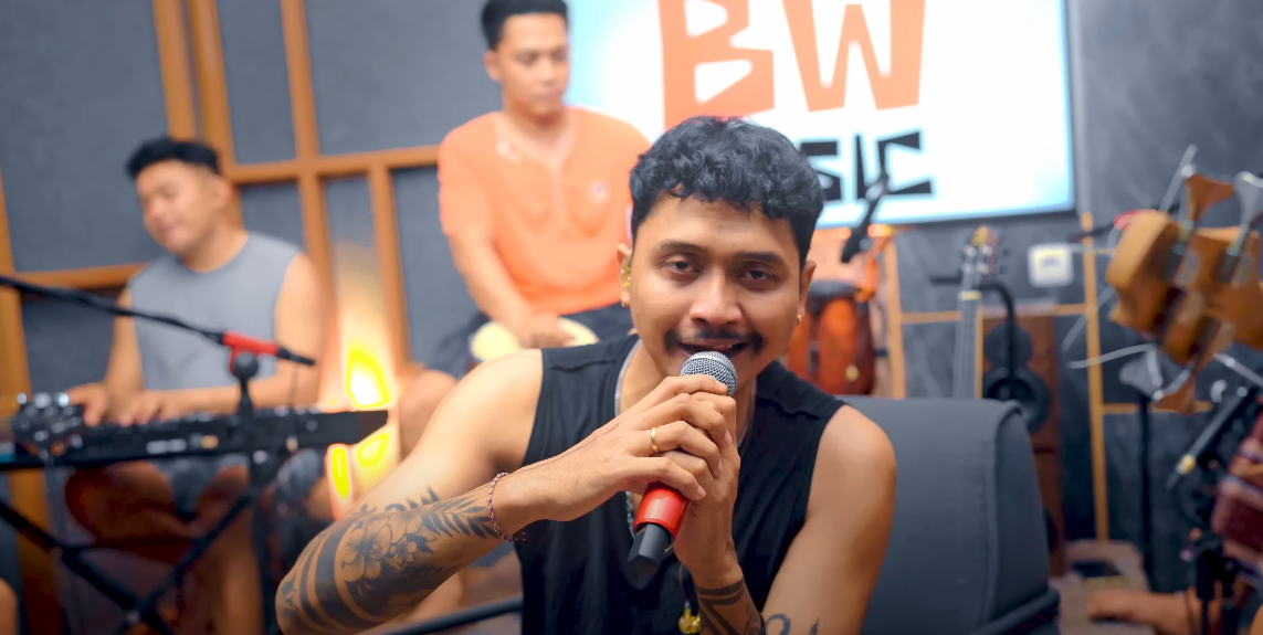 INIMUSIK.COM - Beginilah lirik lagu Bali Telebungkah Batan Biu yang dipopulerkan oleh Bagus Wirata. Lagu yang diciptakan oleh Mang Suaka ini mengisahkan tentang seorang lelaki ceplas-ceplos dan berujung teman-temangnya sering salah dalam menaggapinya. Yuk langsung saja berikut adalah lirik lagu Telebungkah Batan Biu dari Bagus Wirata. Mule je tiang sing bise ngaba munyi Keneh mecande timpale salah tampi Mula je tiang sing bise ngaba munyi Keneh mecande timpale salah tampi [musik] Semengan mare bangun sireh uyeng uyengan Inget teken unduke dibi Mesoggag ngajak timpel Care isinge ajak imacan Merebutin balung tanpa isi Nyen ane beneh nyen ane peli Tiang sing ngerti Tiang sing ngerti Mule je tiang sing bise ngaba munyi Keneh mecande timpale salah tampi Mula je tiang sing bise ngaba munyi Keneh mecande timpale salah tampi Ane be liwat debe sangetange Uli jani melajah adung ngajak timpal Ane beliwat de be sangetange uli jani Ngalih nyambung ngajak timpal Anak cara buka sesengake Telebungkah batan biu Gumi linggah ajak liu Telebungkah batan biu Gumi linggah ajak liu [musik] Semengan mare bangun sireh uyeng uyengan Inget teken unduke dibi Mesoggag ngajak timpel Care isinge ajak imacan Merebutin balung tanpa isi Nyen ane beneh nyen ane peli Tiang sing ngerti Tiang sing ngerti Mule je tiang sing bise ngaba munyi Keneh mecande timpale salah tampi Mula je tiang sing bise ngaba munyi Keneh mecande timpale salah tampi Ane be liwat debe sangetange Uli jani melajah adung ngajak timpal Ane beliwat de be sangetange uli jani Ngalih nyambung ngajak timpal Ane be liwat debe sangetange Uli jani melajah adung ngajak timpal Ane beliwat de be sangetange uli jani Ngalih nyambung ngajak timpal Anak cara buka sesengake Telebungkah batan biu Gumi linggah ajak liu Telebungkah batan biu Gumi linggah ajak liu