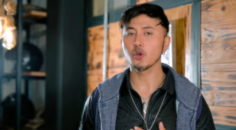 Edi Satya dalam video klip lagu Dedalu Ngalih Galang