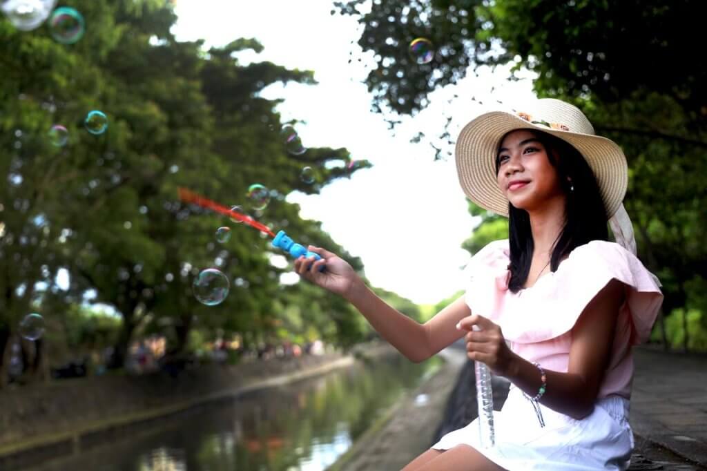 Alenka Putri Hidupkan Tradisi Lewat Single Cecimpedan, Ajak Anak Bali Lepas dari Belenggu Gawai
